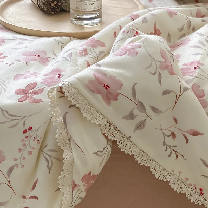 Leichtes Baumwoll-Gauze-Bettwäsche-Set mit feinem Streifen- und Blumenmuster sowie Spitzenkante