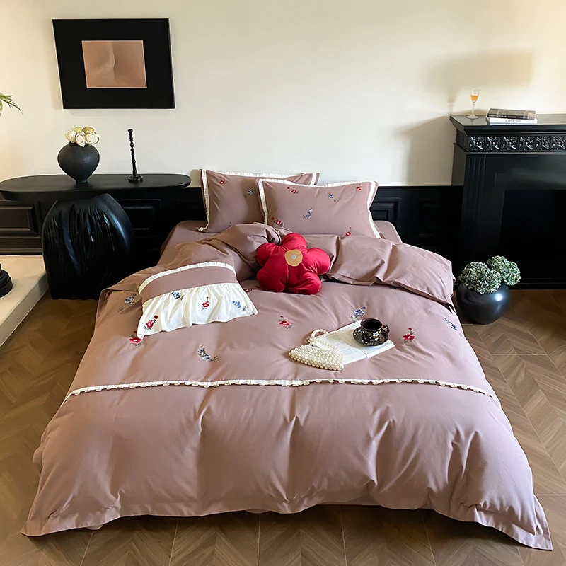 Duvetbezug-Set aus Premium-Baumollsatin mit dezent gesticktem Wildblumenmotiv und Rüschenkante