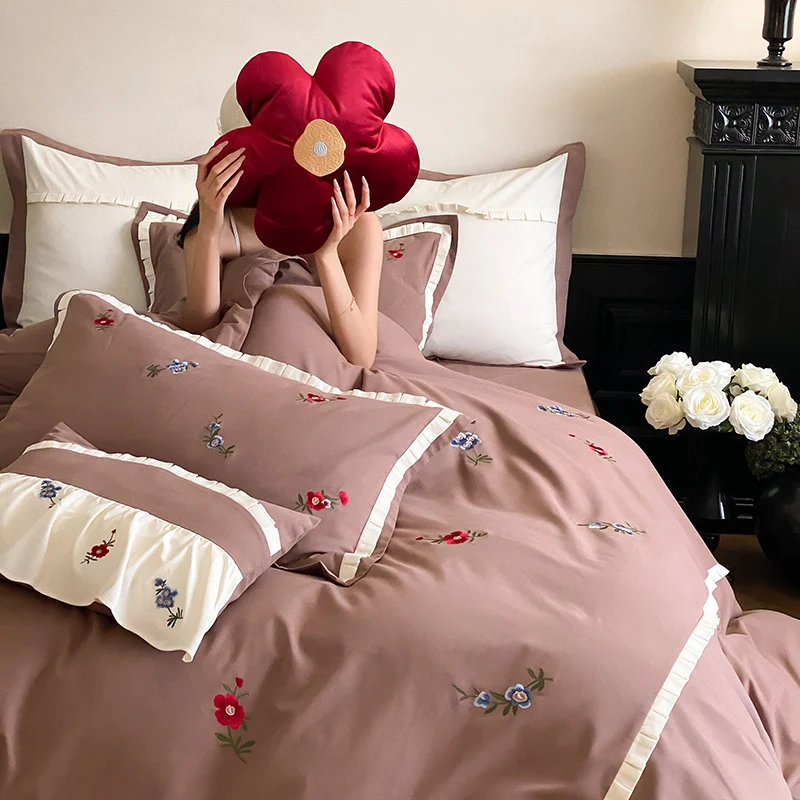 Duvetbezug-Set aus Premium-Baumollsatin mit dezent gesticktem Wildblumenmotiv und Rüschenkante