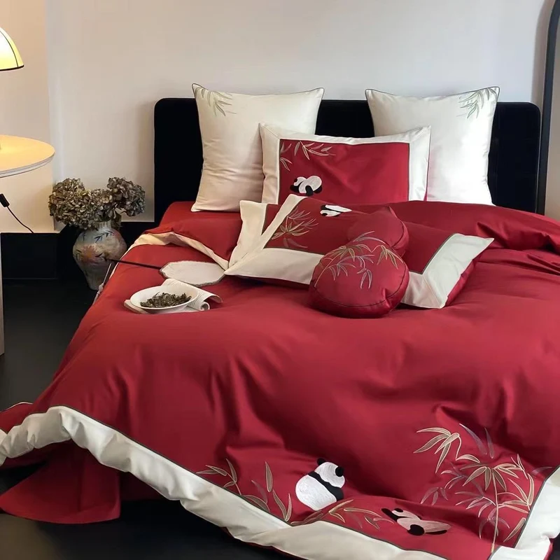 Duvetbezug-Garnitur aus Baumwollsatin mit applizierter Tierstickerei und kontrastierter Saumkante