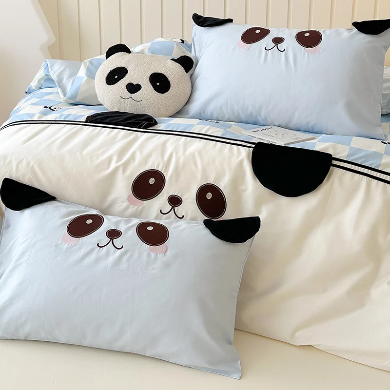 Kinder-Bettwäschegarnitur mit Karo-Muster, gesticktem Panda‑Gesicht und dreidimensionalen Ohrapplikationen
