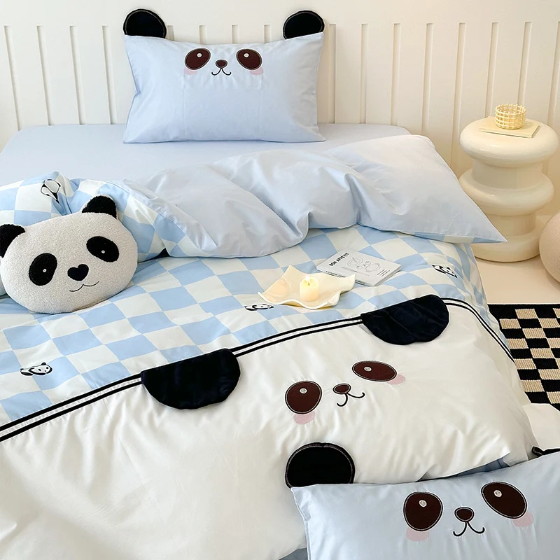 Kinder-Bettwäschegarnitur mit Karo-Muster, gesticktem Panda‑Gesicht und dreidimensionalen Ohrapplikationen