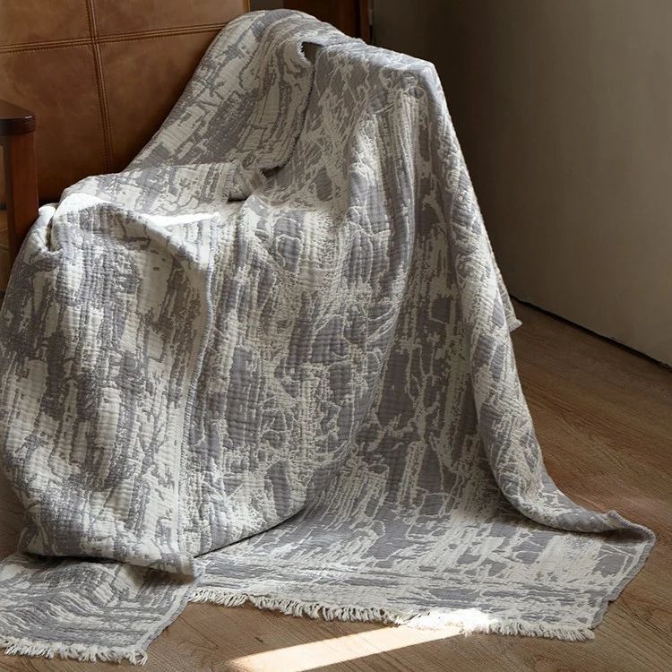 Große kuschelige Wohndecke aus Baumwollmischgewebe mit geometrischem Jacquardmuster und Fransensaum