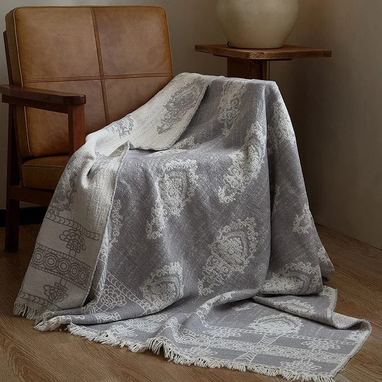 Große kuschelige Wohndecke aus Baumwollmischgewebe mit geometrischem Jacquardmuster und Fransensaum