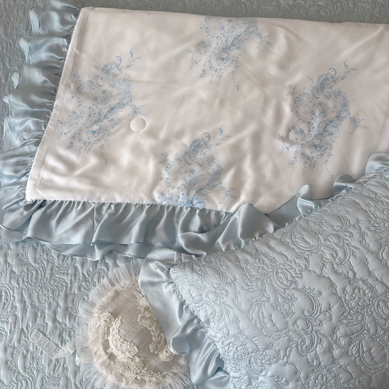 Gesteppte Tagesdecke mit Volant und Wendbarer Satin-Bettwäschegarnitur