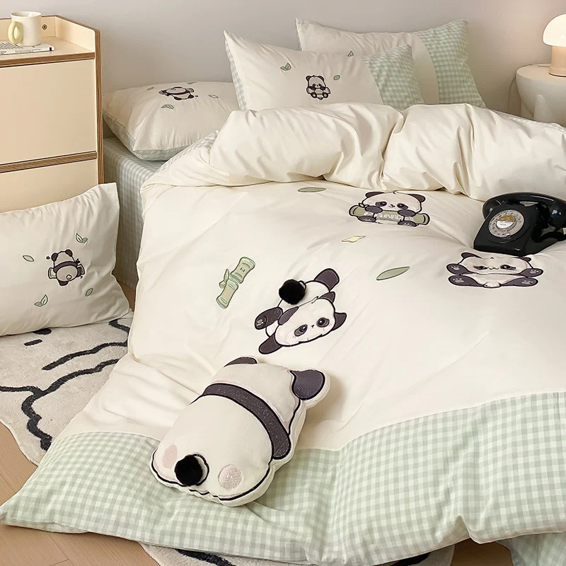Bettwäsche-Garnitur aus Baumwollsatin mit gestickten Panda-Motiven und Vichykaro-Wendeoption