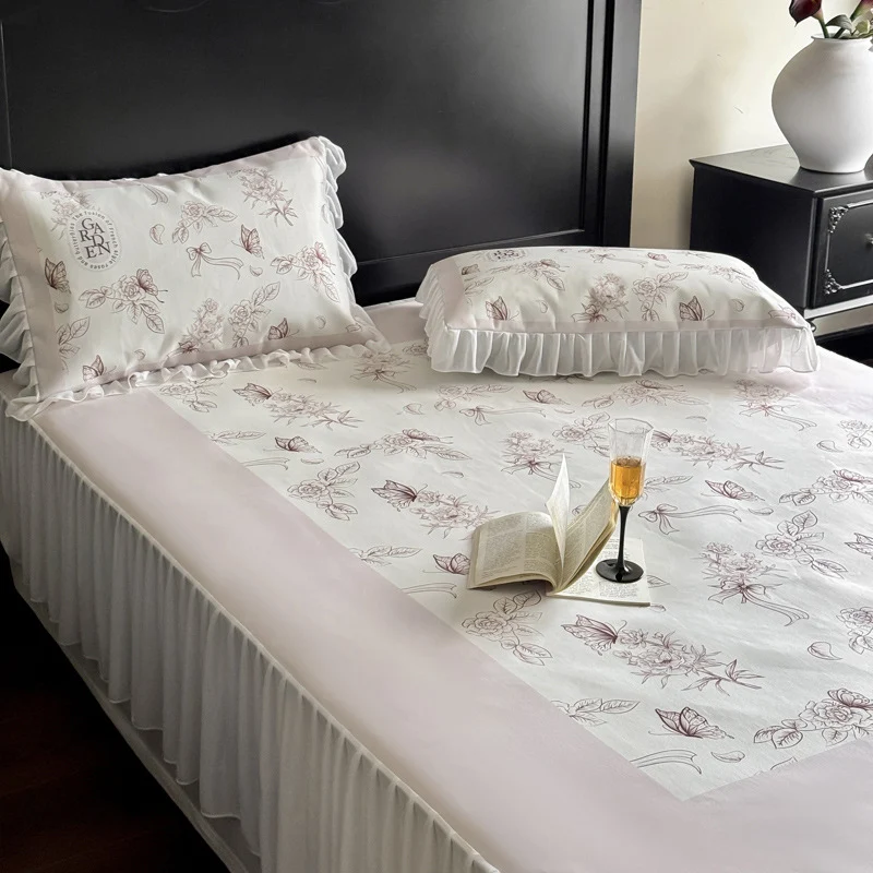 Bettwäsche-Garnitur mit gerafftem Bettrock, floral bedrucktem Mittelteil und Volant-Kissen
