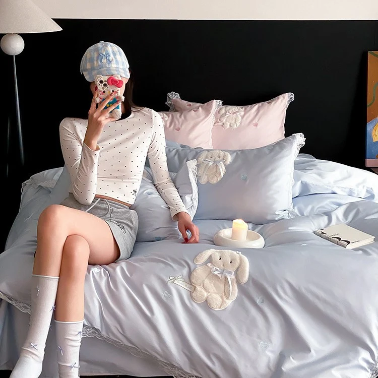 Luxuriöses Satin-Bettwäscheset mit Plüsch-Hasenapplikation und Spitzenrand