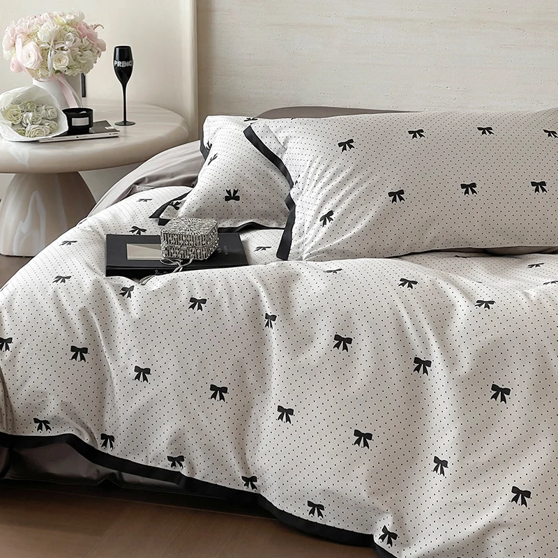 Luxuriöses Baumwollsatin-Bettwäsche-Set mit Schmetterlingsmotiv und kontrastierter Rahmenkante