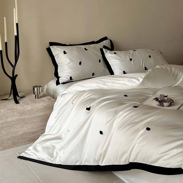 Luxuriöses Satin-Bettwäsche-Set mit Kirschstickerei und kontrastierter Einfassung