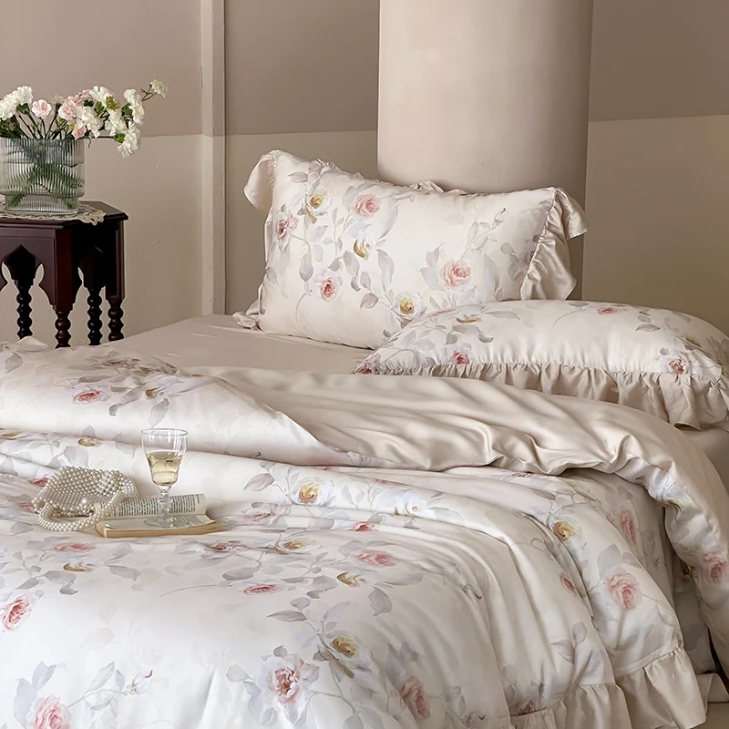 Luxuriöse Satin-Bettwäschegarnitur mit gerüschten Kissen und zartem Aquarell-Rosenprint