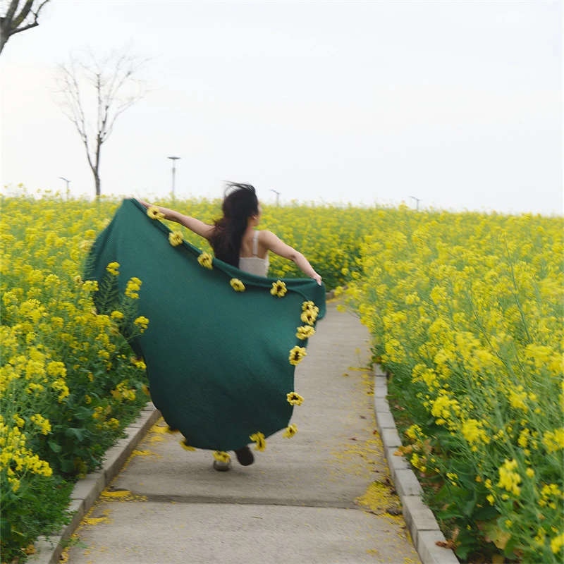 Gehäkelte Wohndecke mit 3D-Sonnenblumen‑Applikationen und grober Maschenstruktur