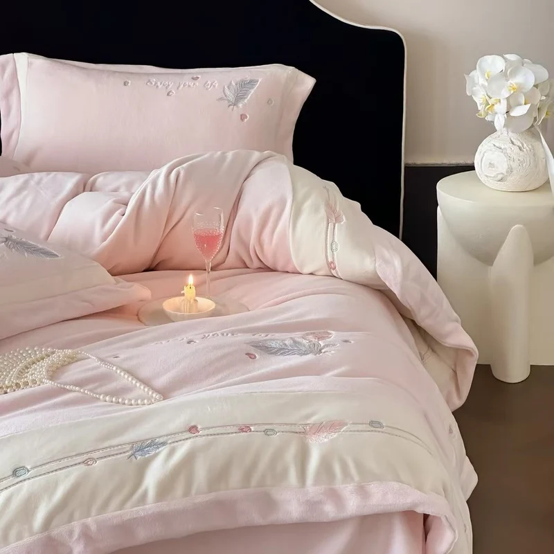 Luxuriöses Bettwäsche-Set mit bestickten Federmotiven und gesteppter Tagesdecke