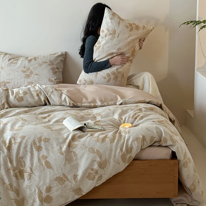 Bettbezuggarnitur aus Baumwoll-Perkal mit natürlichem Blattdruck und Wendeoptik