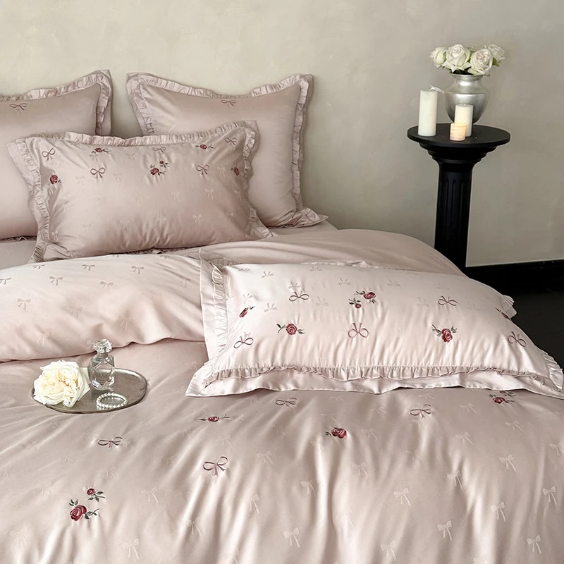 Luxuriöse Satin-Bettwäsche Garnitur mit Zarter Blumenstickerei und Volant
