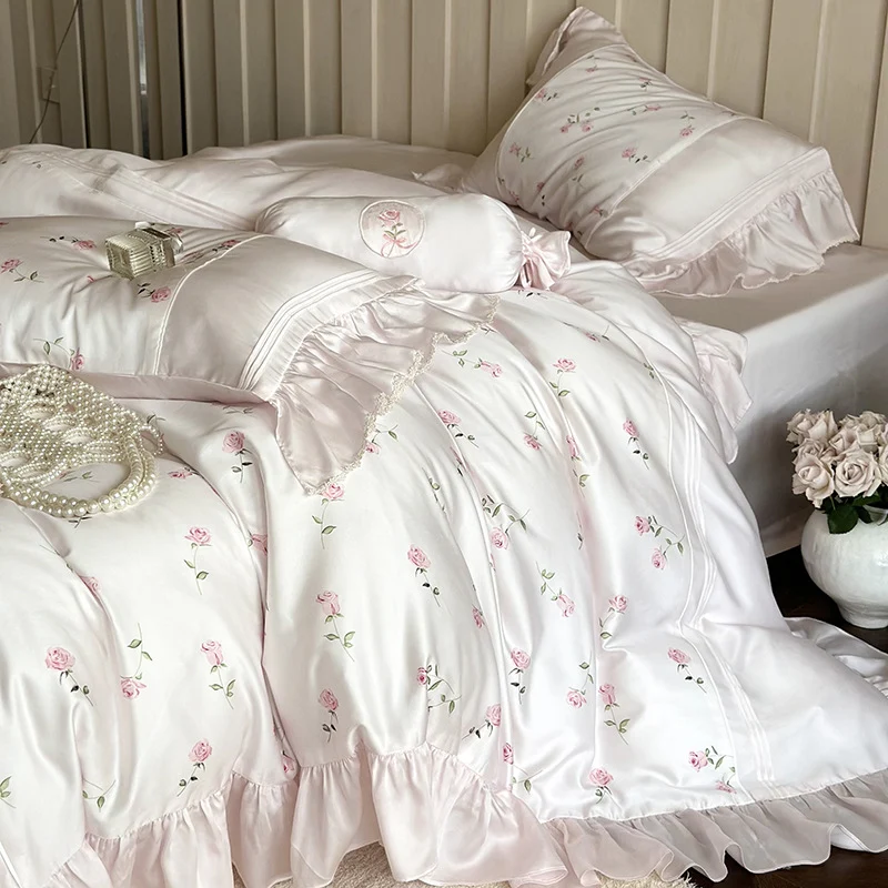 Bettwäsche-Garnitur im Vintage-Romantikstil mit Volant, feiner Rosenstickerei und dekorativer Kissenrolle