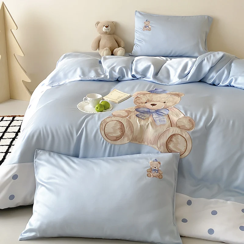 Wendbares Satin-Bettwäscheset für Kinder mit großem Aquarell-Teddy, Punktebordüre und seidig-mattem Finish