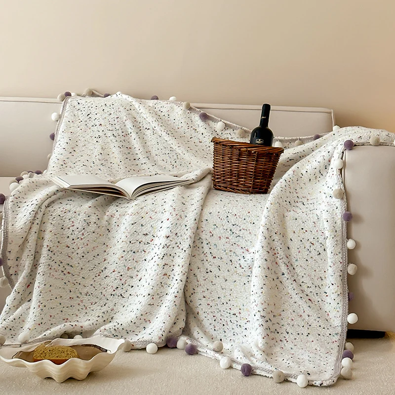 Kuschelige Wohndecke mit Pompon-Besatz und melierter Struktur