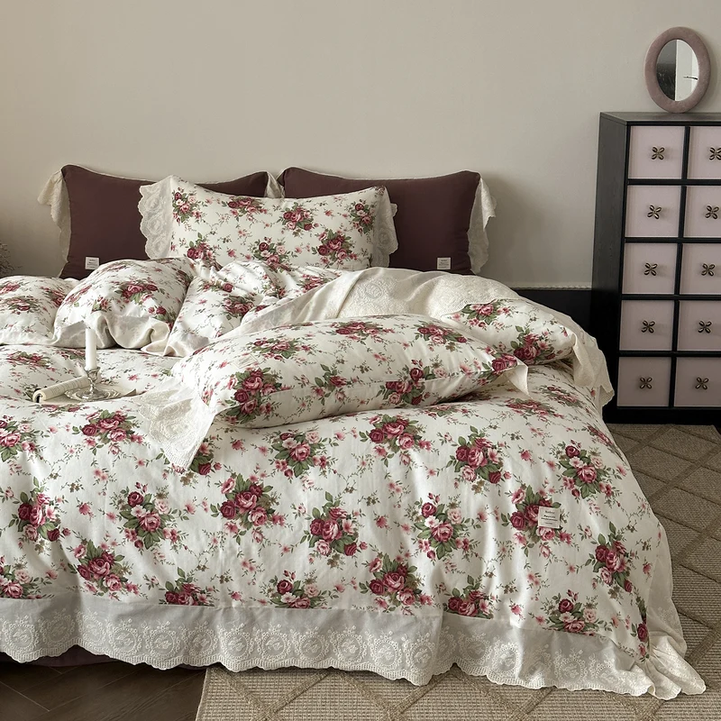 Baumwoll-Bettwäsche-Set mit Spitzenvolant und zartem Blumenprint