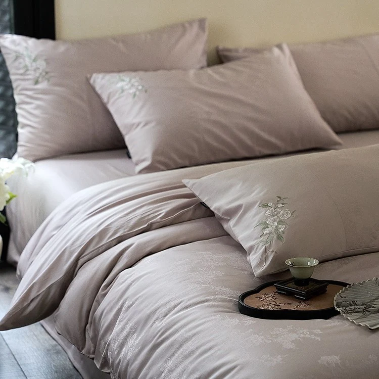 Luxuriöses Satin-Bettwäsche-Set mit zarter Blumenstickerei