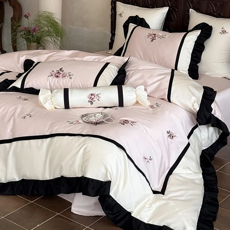 Luxuriöses besticktes Bettwäsche-Set aus Baumwollsatin mit Rüschen und Zierkissen