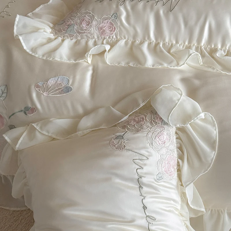 Luxuriöse Satin-Bettwäschegarnitur mit reliefbestickten Rosenapplikationen und Volant