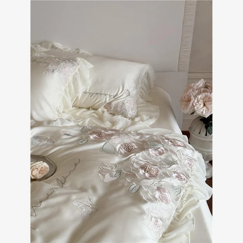 Luxuriöse Satin-Bettwäschegarnitur mit reliefbestickten Rosenapplikationen und Volant