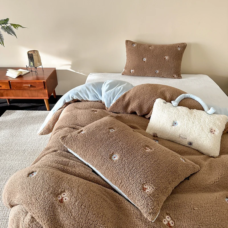 Teddy-Fleece-Bettwäschenset mit Blumenstickerei und Wende-Design