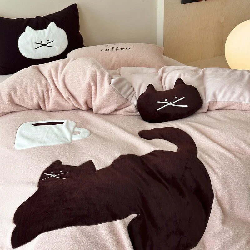 Kuschelige Bettwäschegarnitur mit gestickten Katzenapplikationen und Soft-Fleece-Oberfläche