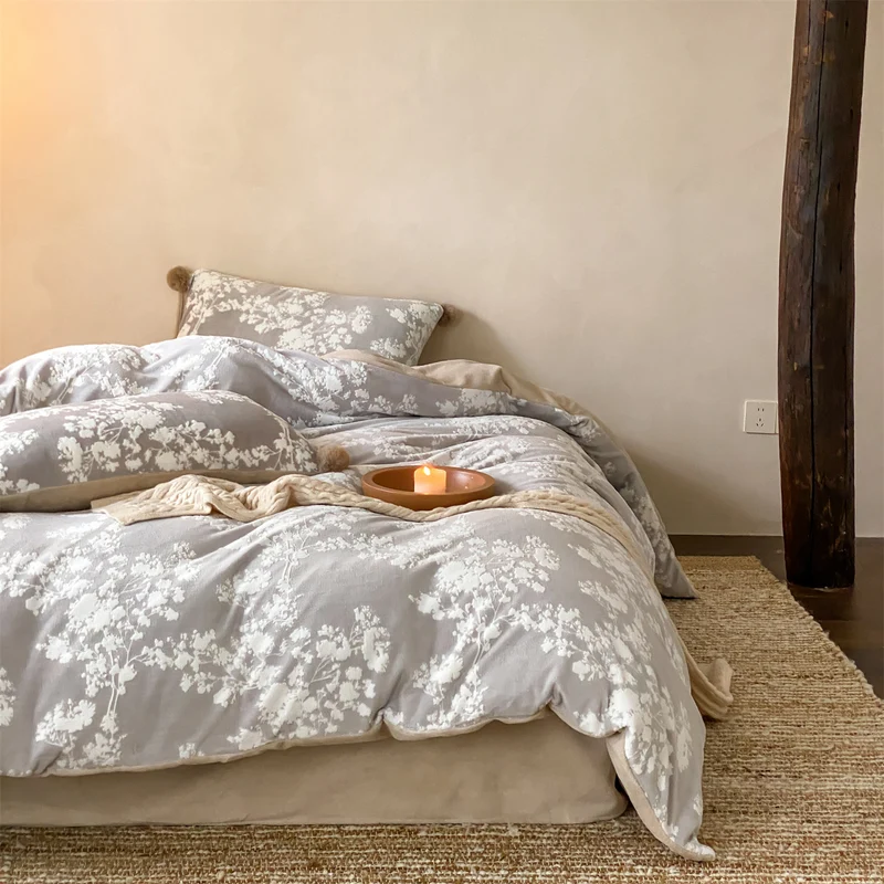 Kuschelige Bettwäschegarnitur aus Mikrofleece mit floraler Allover-Optik und Bommelbesatz