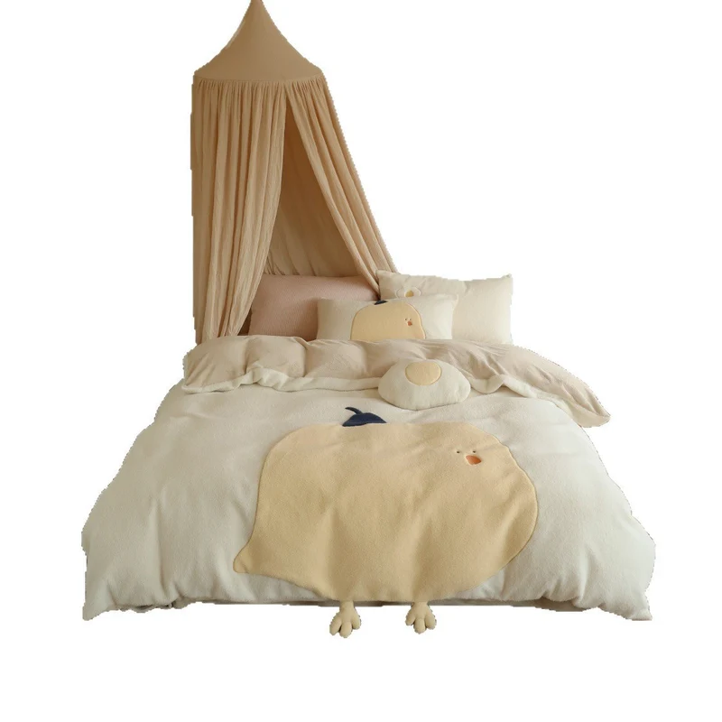 Kuscheldecke mit 3D-Küken-Applikation und niedlichen Plüsch-Füßchen
