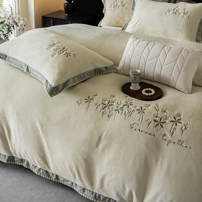 Premium Baumwollsatin-Bettwäschegarnitur mit floraler Reliefstickerei und Satinbesatz