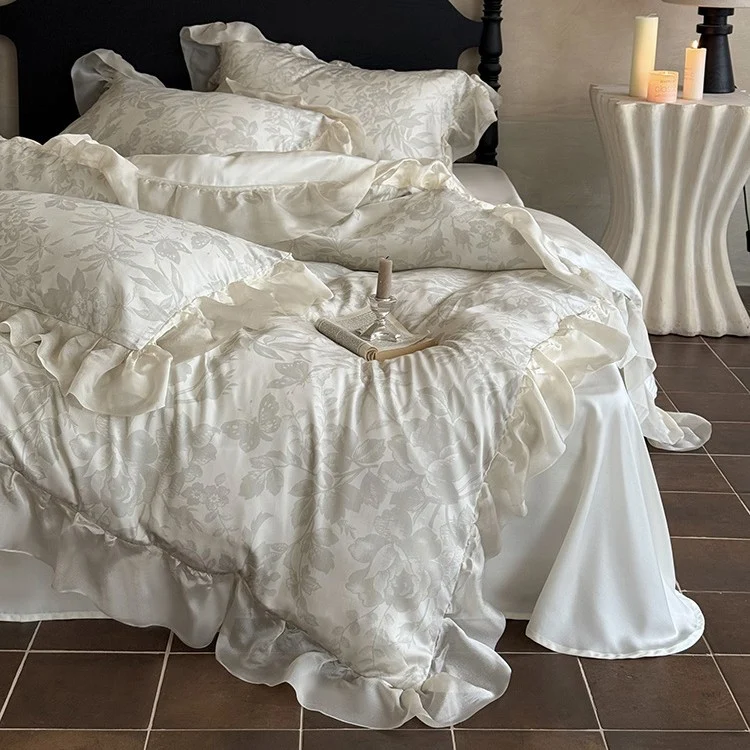 Elegantes Bettwäsche-Set aus feinem Satin-Jacquard mit zartem Blumenrelief und dekorativem Volant