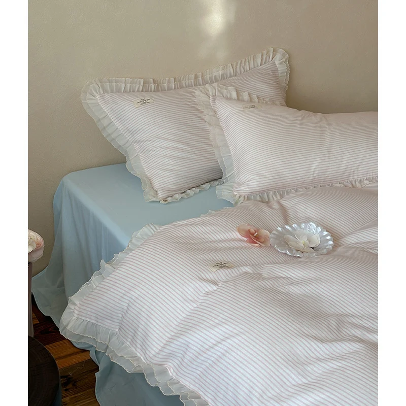 Bettwäschegarnitur aus Baumwoll-Perkal mit feinem Streifenmuster und gerafftem Volant