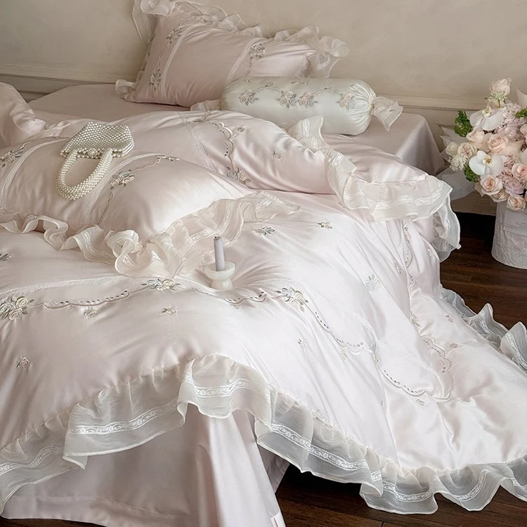 Satin-Bettwäschegarnitur mit feinem Rüschensaum, zarter Blumenstickerei und dekorativen Kissenbezügen