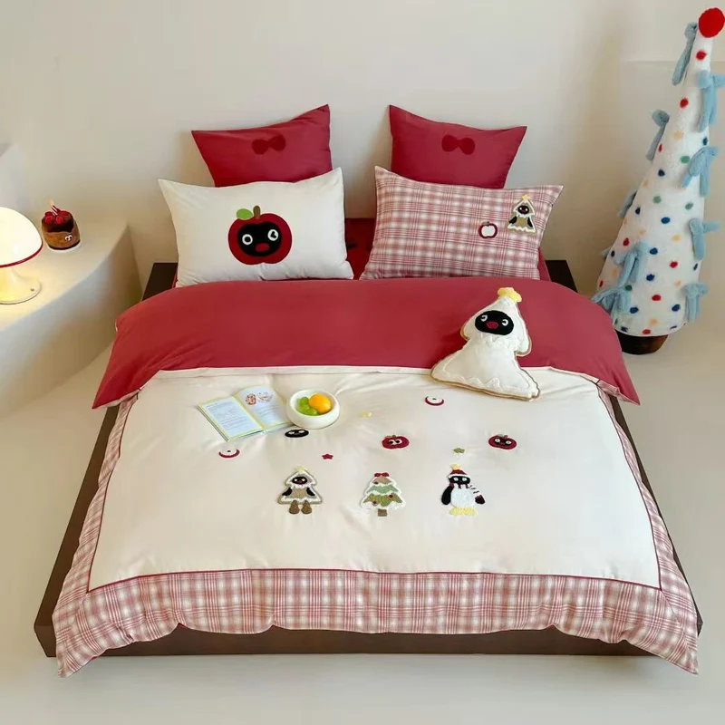 Kinder-Bettwäschegarnitur mit applizierten Winterfiguren und kariertem Volant