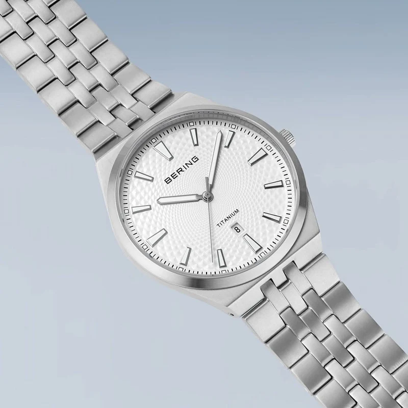 Bering Titanium 16141-704 Herrenuhr • Ultraleichtes Titan • Kratzfestes Saphirglas