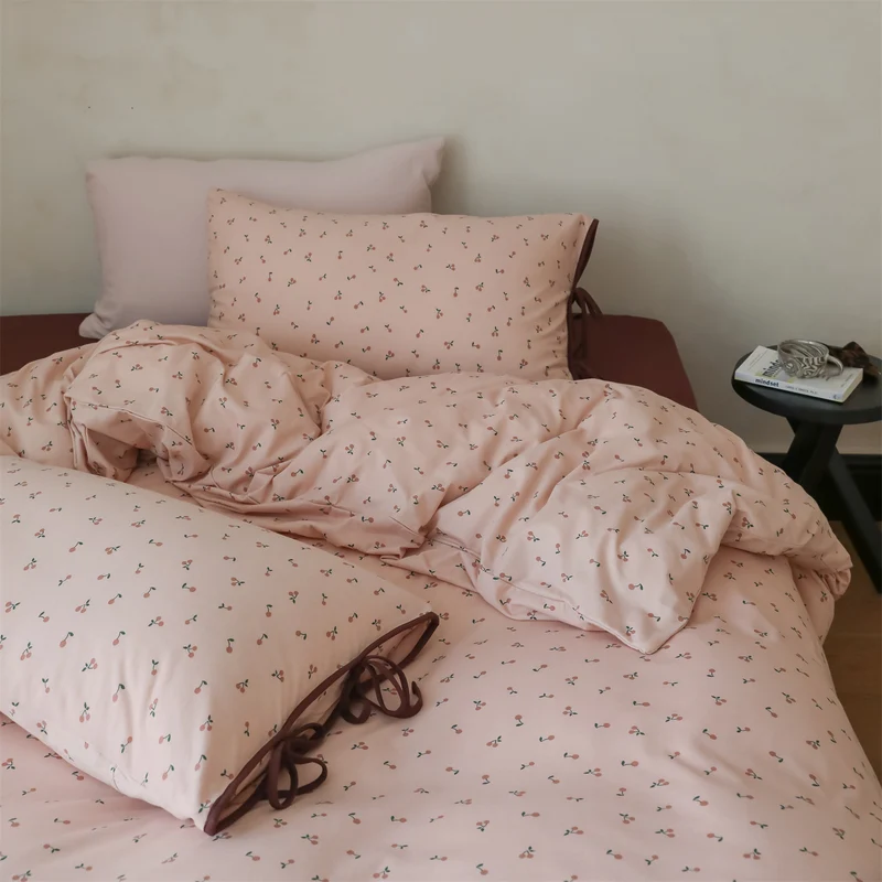 Bettwäsche-Garnitur aus Baumwoll-Satin mit kleinem Kirschdessin und Kissen-Bindebändern