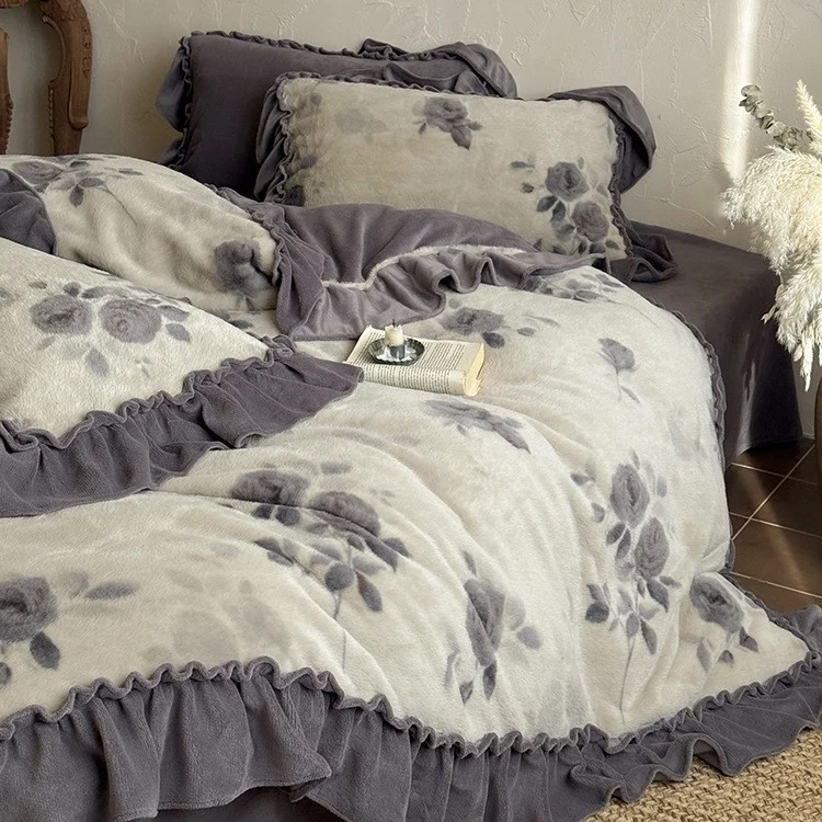 Mikrofleece-Bettwäschegarnitur mit floralem Velours-Relief und dekorativem Volant