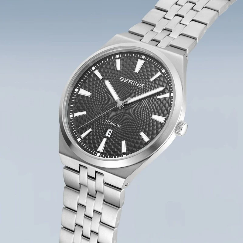 Bering Titanium 16141-703 Herrenuhr • Kratzfestes Saphirglas • Ultraleichtes Titan