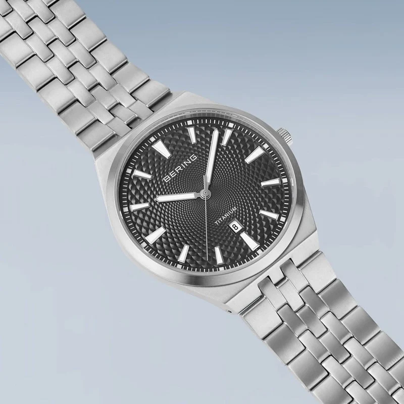 Bering Titanium 16141-703 Herrenuhr • Kratzfestes Saphirglas • Ultraleichtes Titan