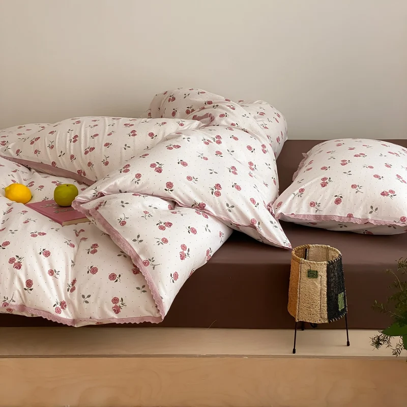 Fein gewebte Baumwoll-Perkal-Bettwäschegarnitur mit zartem Blumenprint und gehäkelter Spitzenkante