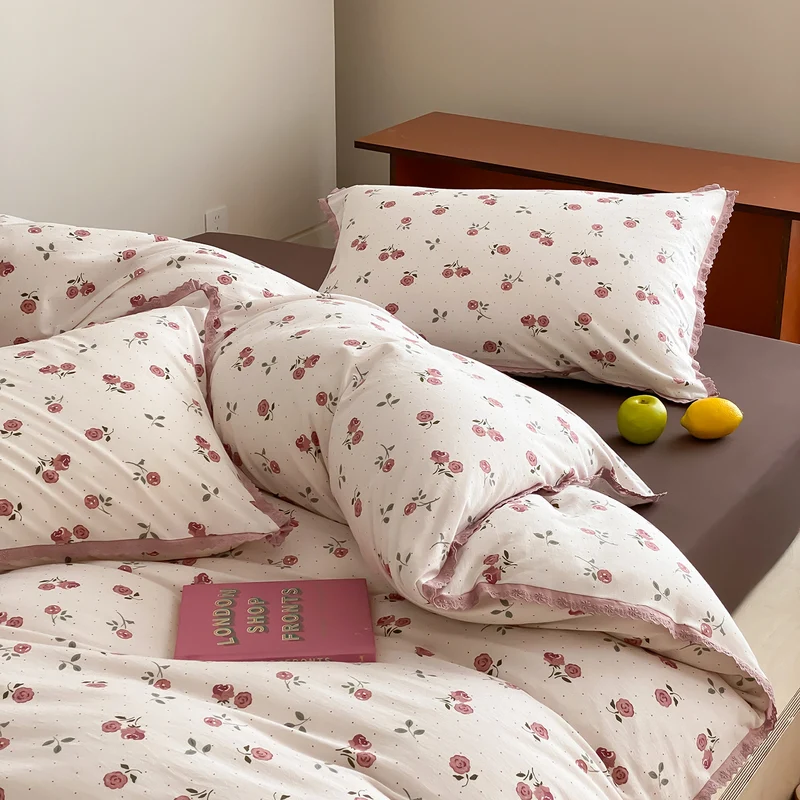 Fein gewebte Baumwoll-Perkal-Bettwäschegarnitur mit zartem Blumenprint und gehäkelter Spitzenkante