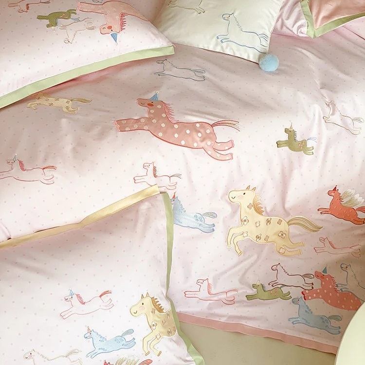 Kinderbettwäschegarnitur mit Einhorn- und Pferdeprint aus weichem Baumwollsatin