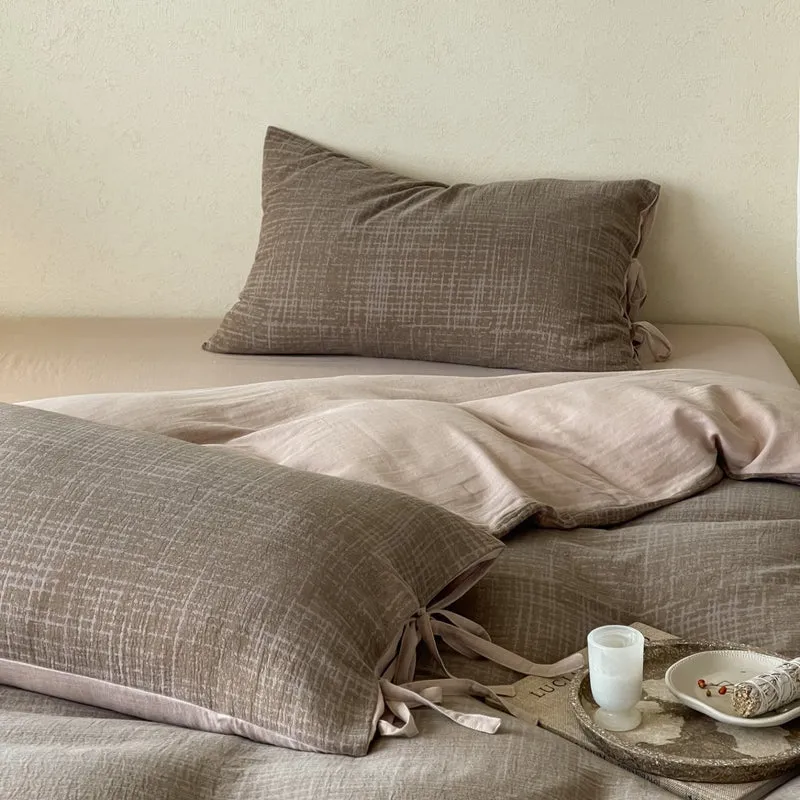 Wendbares Bettwäsche-Set aus Baumwollsatin mit strukturiertem Kreuzmuster und Kissenbezügen mit Bindeband