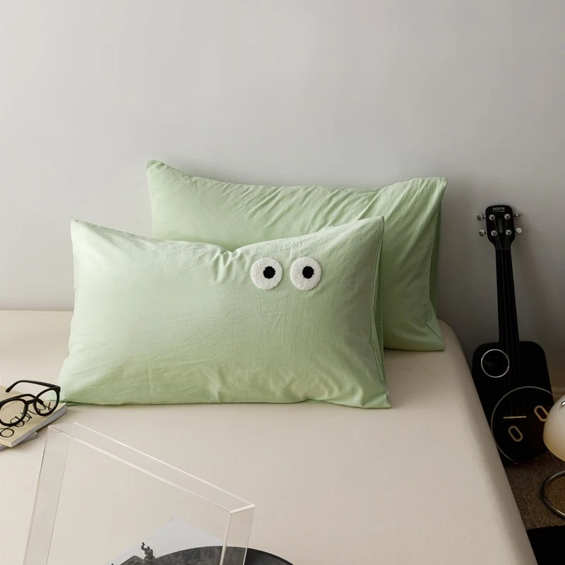 Verspieltes Kissenbezug-Set mit bestickten Augen-Applikationen aus weichem Baumwollstoff