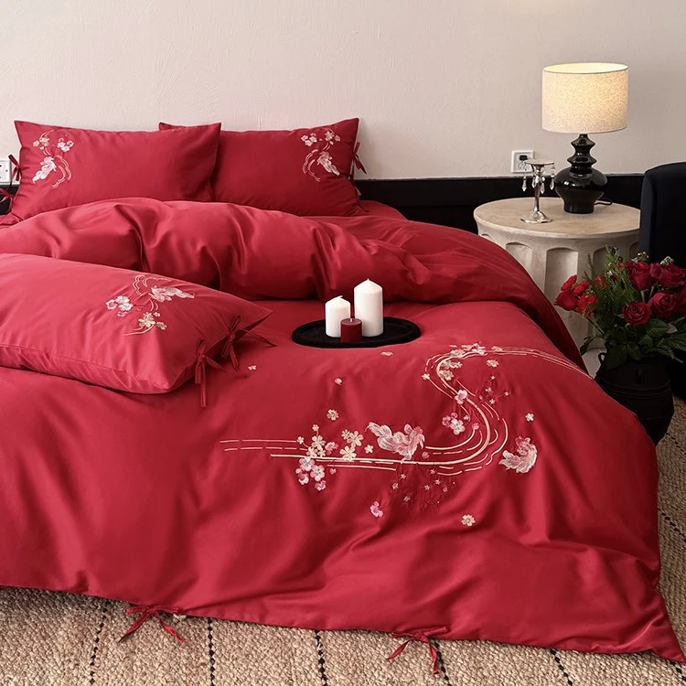 Satin-Bettwäschegarnitur mit floraler Stickerei, Schleifenbändern und seidiger Oberfläche