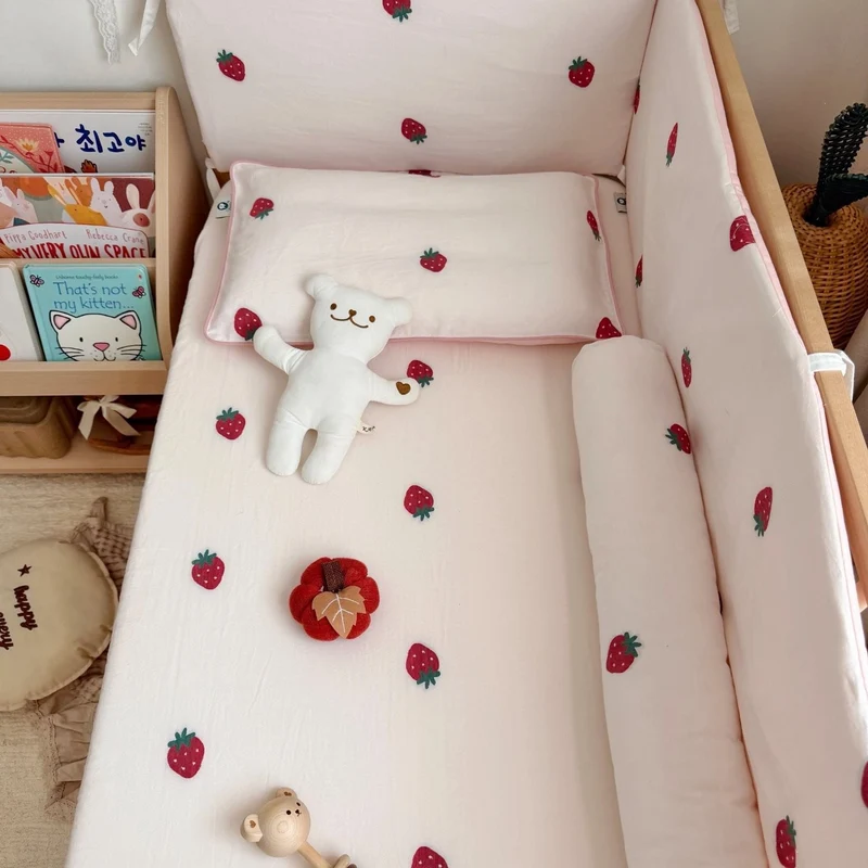 Babyausstattung Bettwäscheset mit Erdbeerstickerei und Nestchen