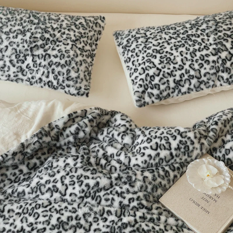 Plüsch-Bettwäsche-Set mit Animal-Print und extrafluffiger Minky-Oberfläche