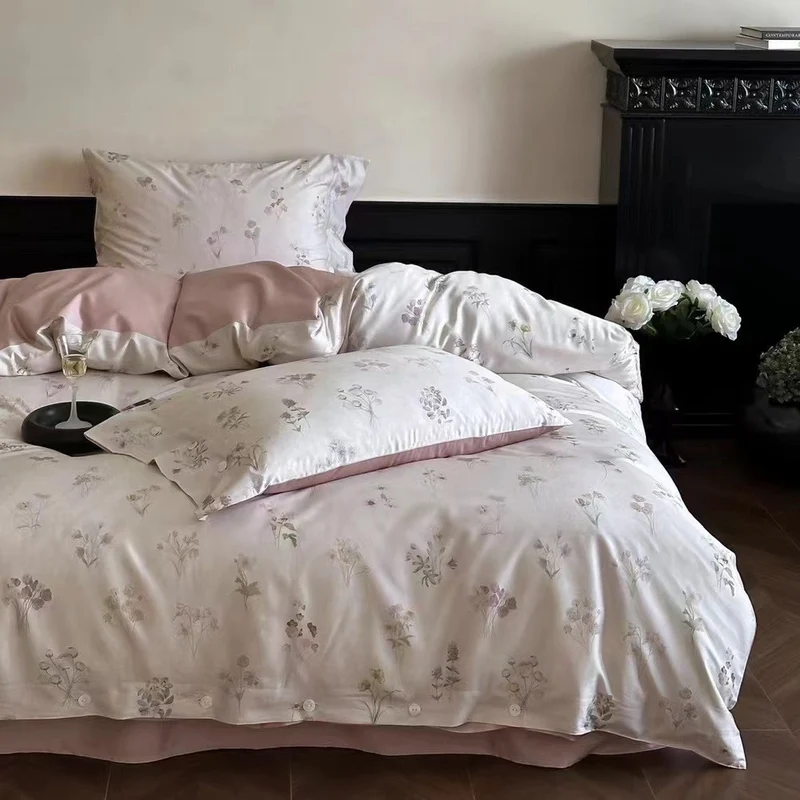 Luxuriöses Satin-Bettwäscheset mit zarten Rosenmotiven und Knopfleiste